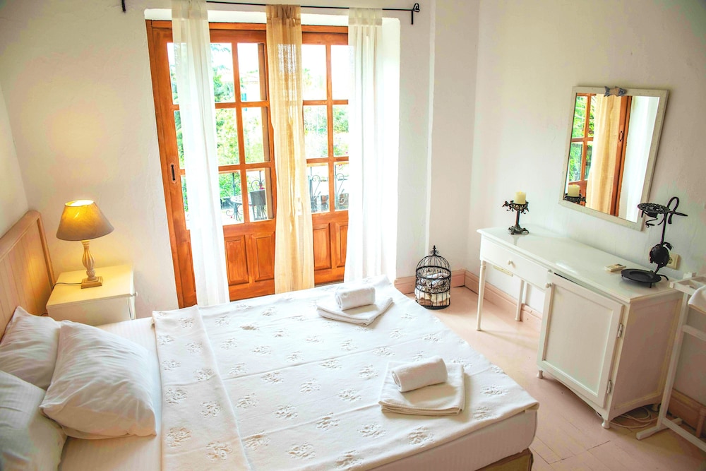 Deluxe Double Room, 1 Queen Bed, Garden View