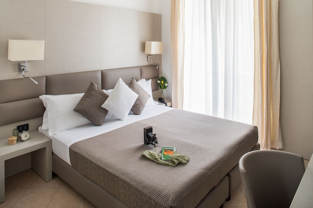 Superior Double or Twin Room, Balcony, Partial Sea View - Photo 3