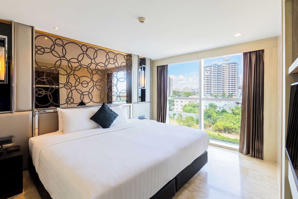 Junior Suite, 1 King Bed, Balcony, City View (Living Room) photo 3