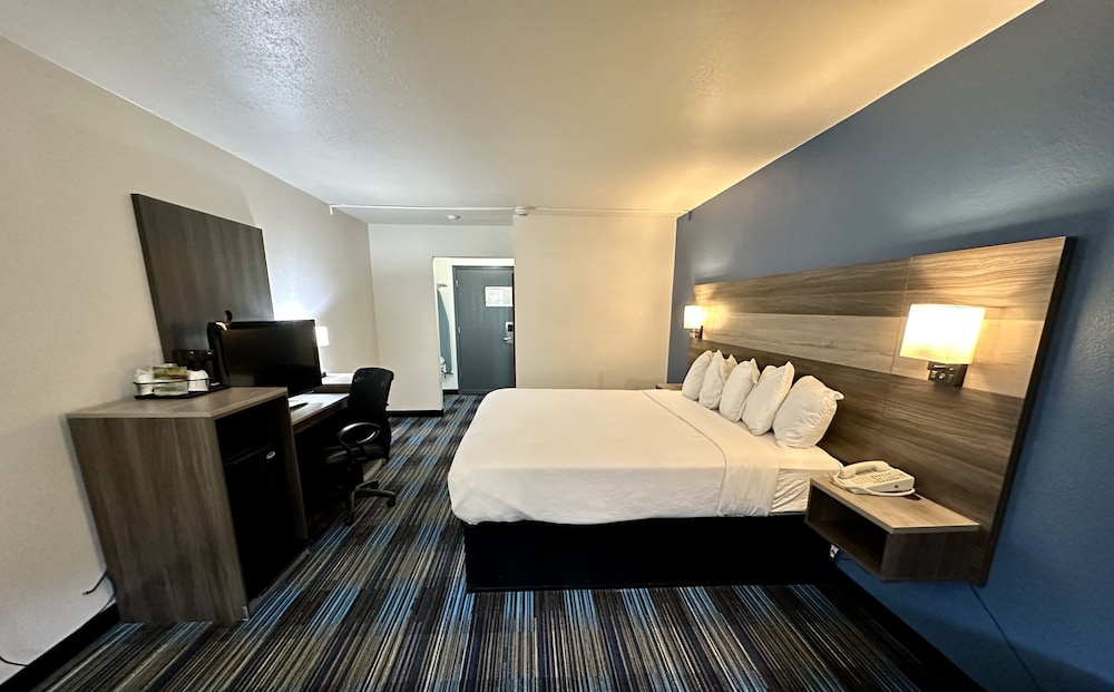 Room, 1 King Bed, Non Smoking - Photo 4