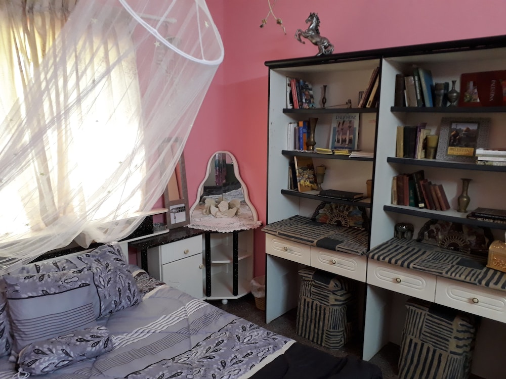Double Room, 1 Queen Bed, Shared Bathroom photo 2