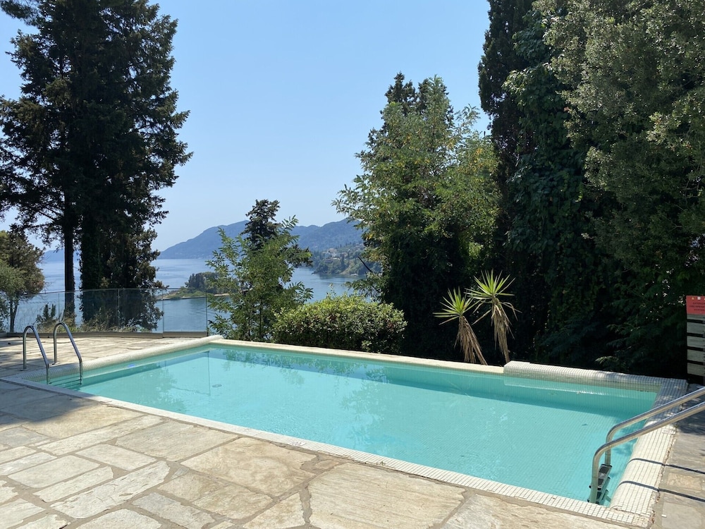 Superior Bungalow with Sharing Pool Sea View / Mouse Island View photo 3