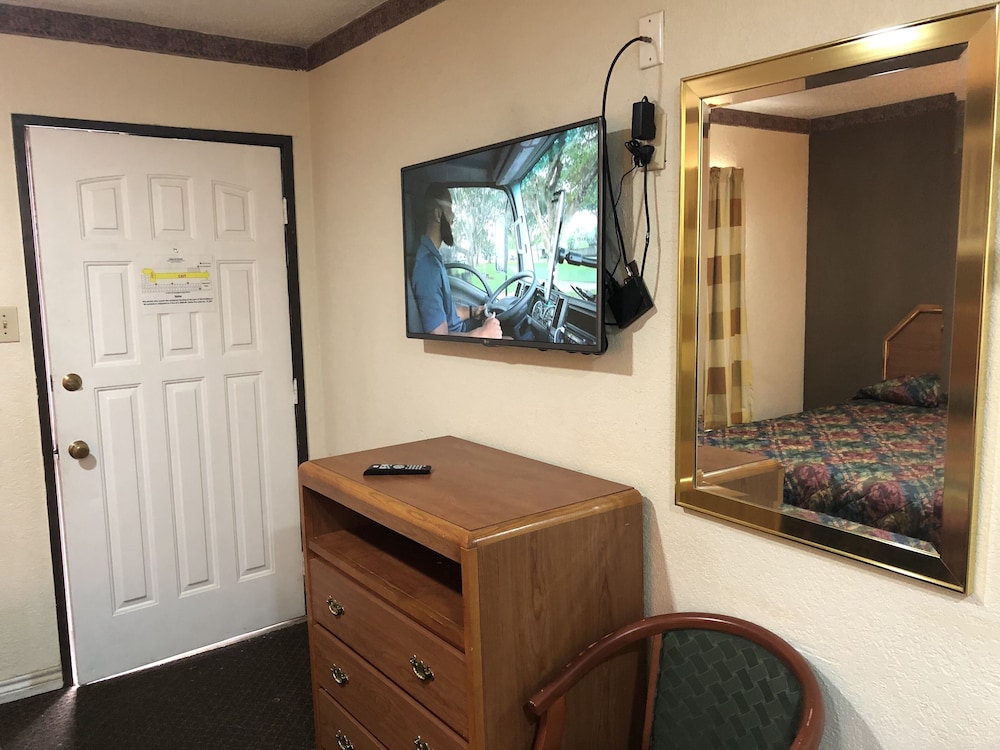 Basic Room, 1 King Bed, Non Smoking - Photo 5