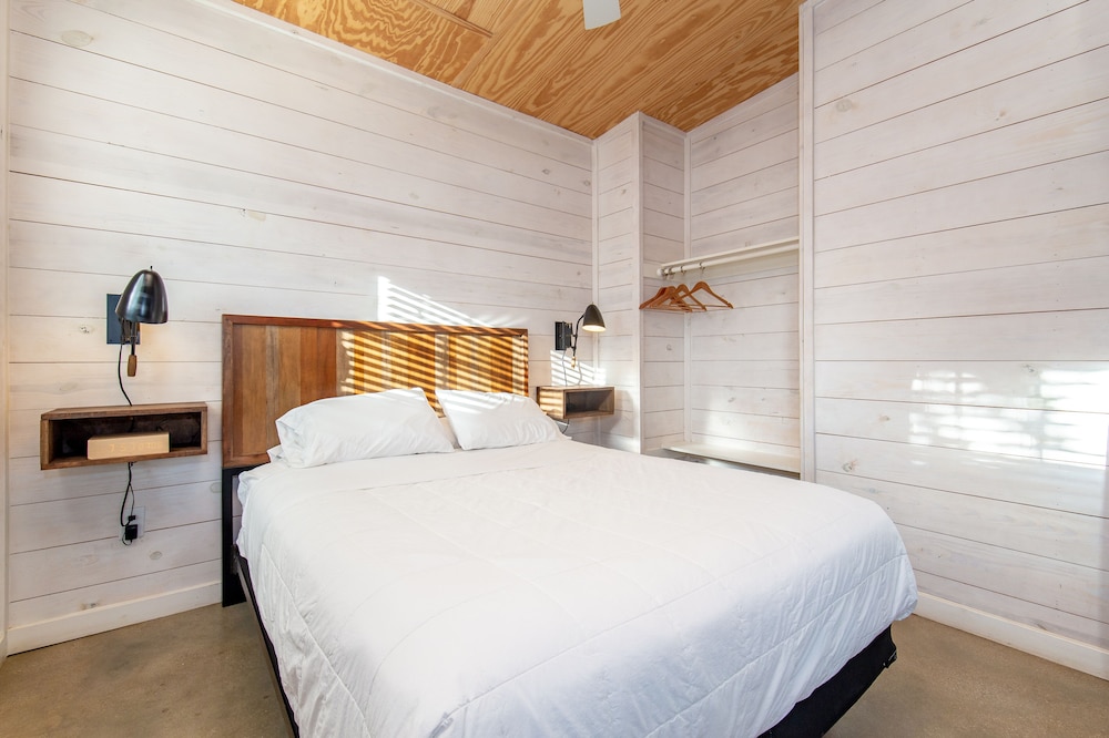 #3 Cantina Cabin