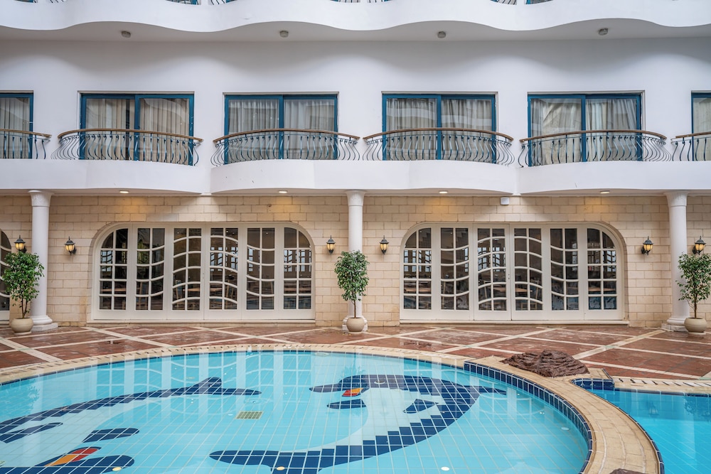 Premium Pool View Twin Room thumbnail 5