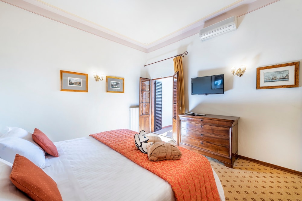Manor House Balcony Suite - Photo 4