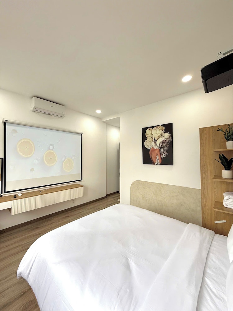 Premier Studio Suite, Courtyard View