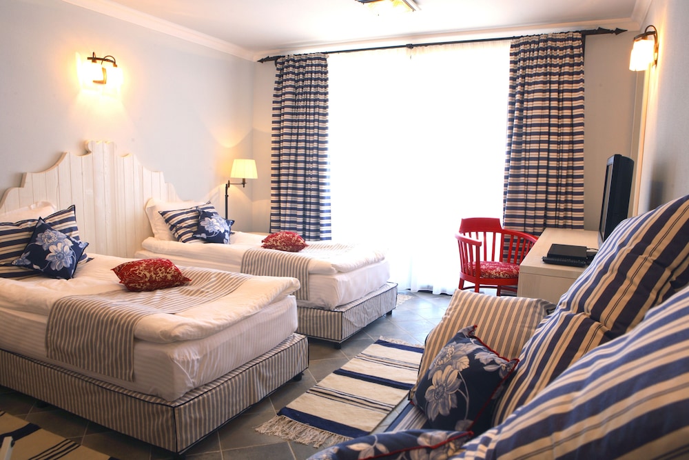Double Room, Balcony, Partial Sea View photo 2