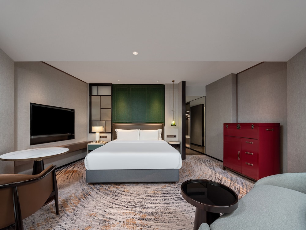 Luxury Queen Bed Room photo 2