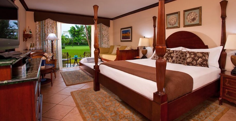 Luxury Room, 1 Bedroom, Garden View (French Village Walkout Room King)