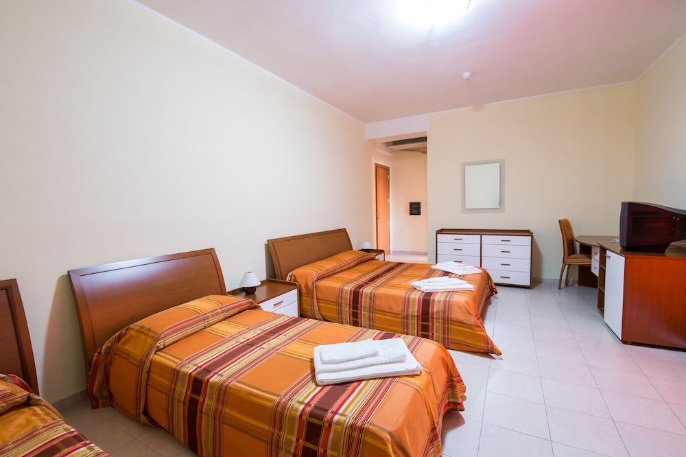 Quadruple Room (3 adults + 1 child) photo 3