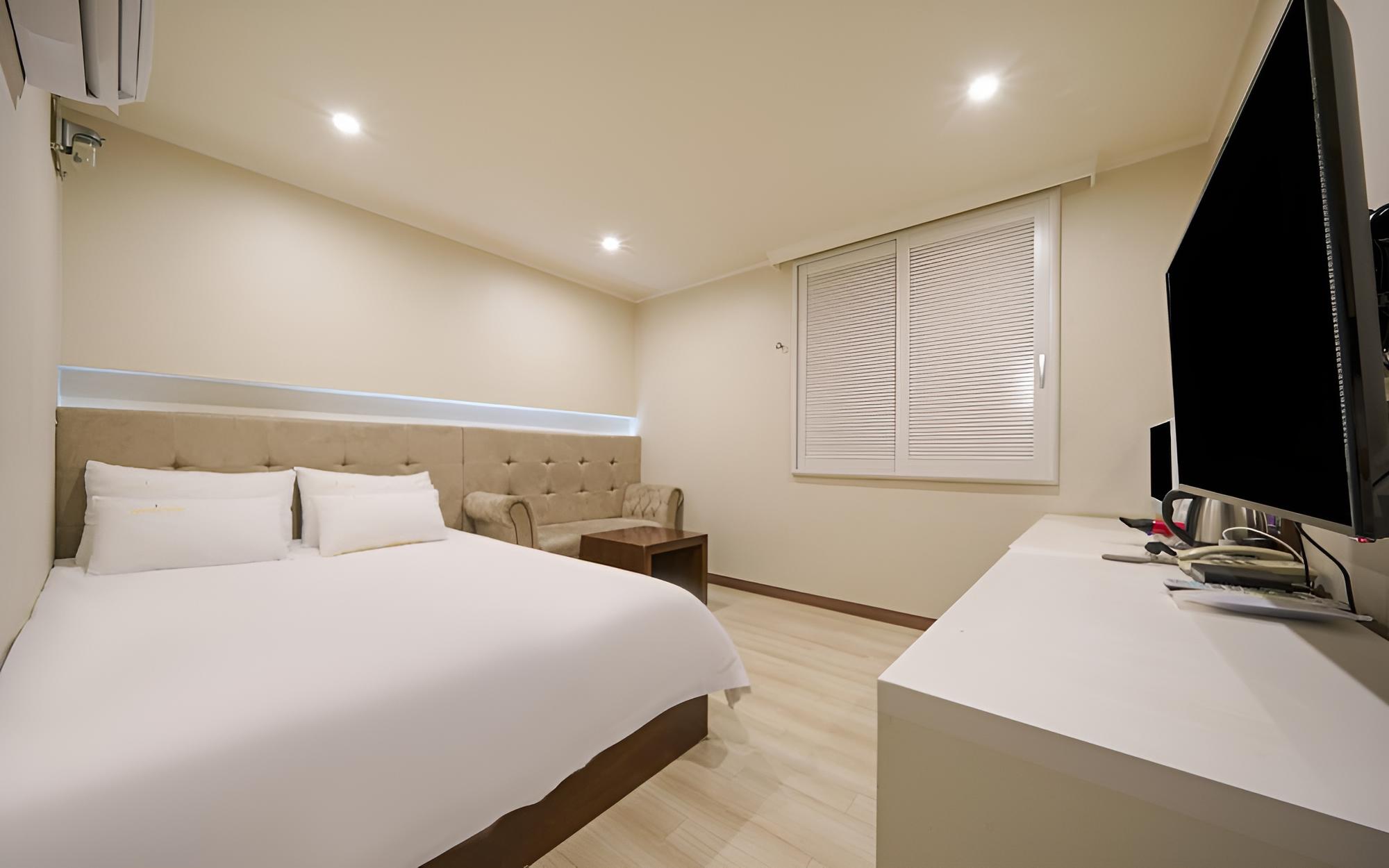 Room (Business Standard (Double Bed Hotel B) - Photo 17