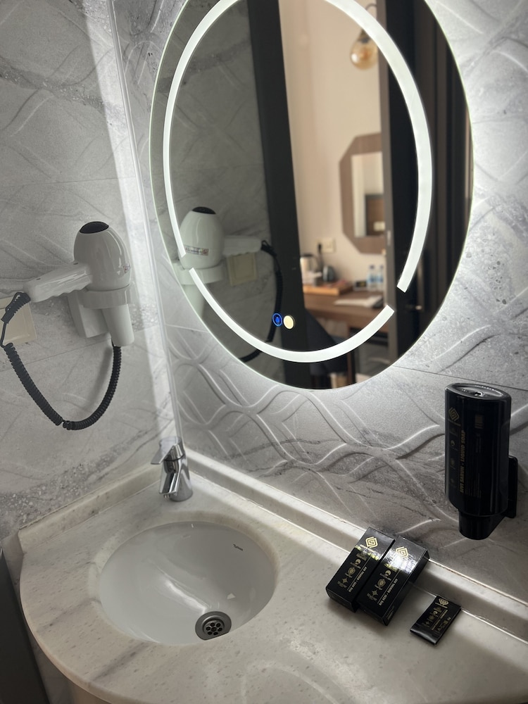 Deluxe Room, 1 Bedroom - Photo 8