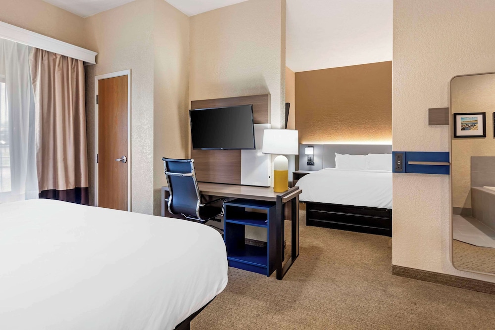 Suite, Multiple Beds, Non Smoking - Photo 7