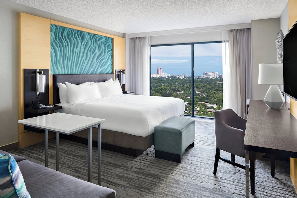 Club Room, 1 King Bed with Sofa bed (Skyline View, Top floor) - Photo 7