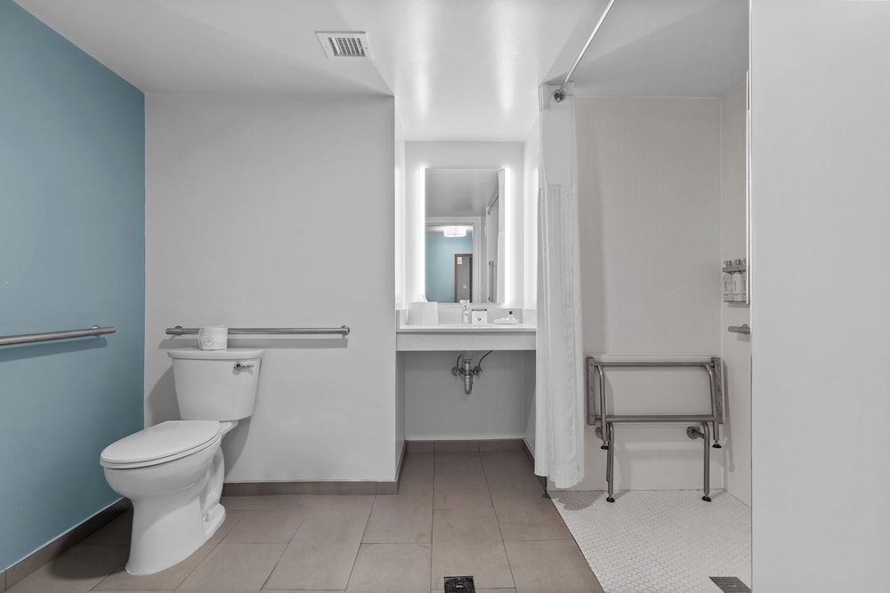 Standard Room, 1 King Bed, Accessible (Communications Accessible) photo 1