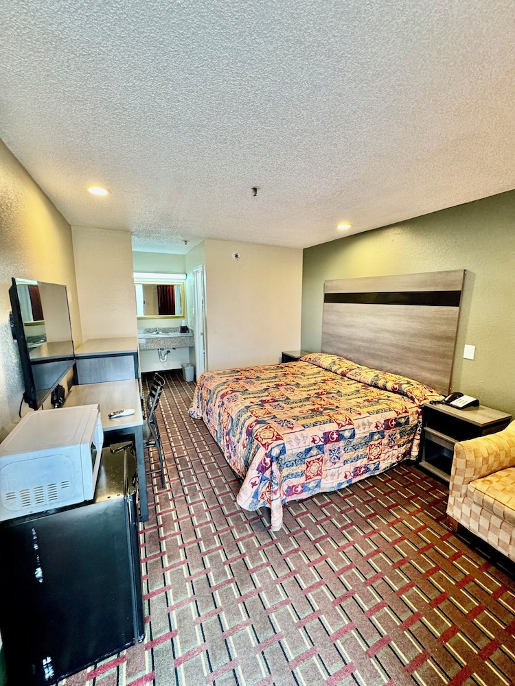 Standard Single Room, 1 King Bed, Non Smoking photo 1