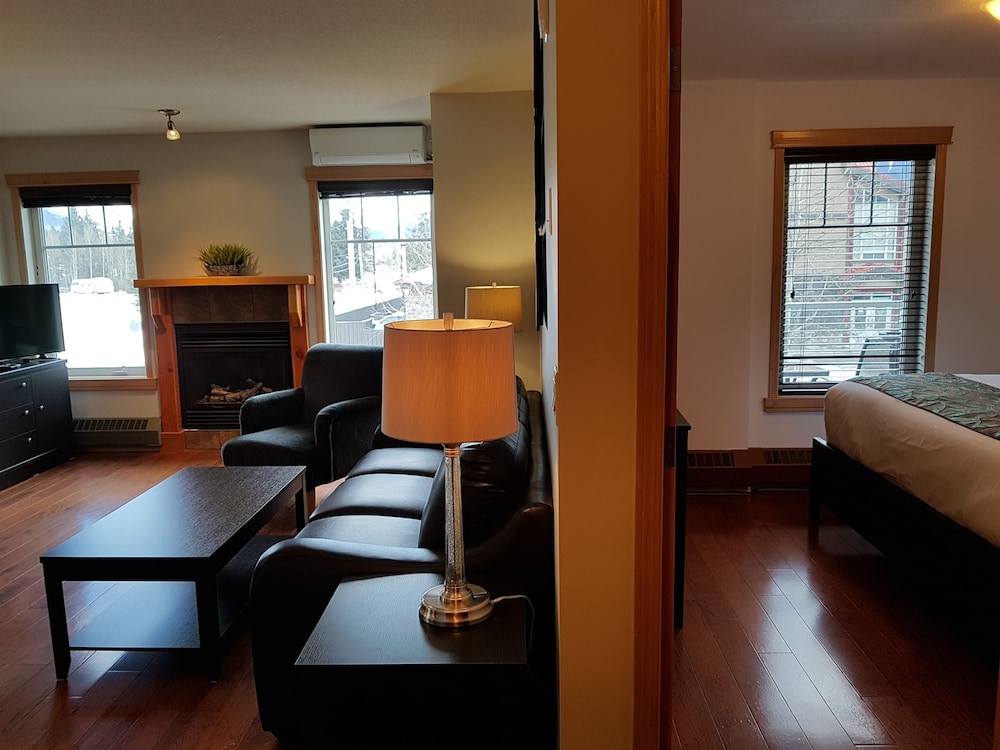 Luxury Condo, 2 Bedrooms, Balcony, Mountain View photo 3