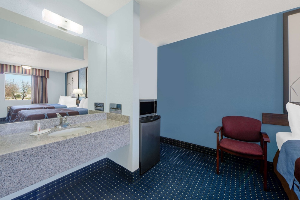 Room, 2 Queen Beds, Accessible, Non Smoking (Hearing Accessible) - Photo 3