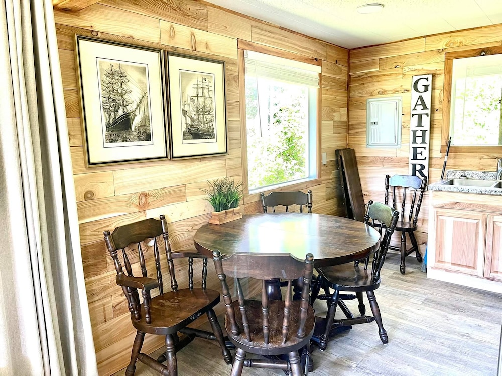 Family Cabin, 2 Bedrooms (Pet and Child Friendly) photo 1