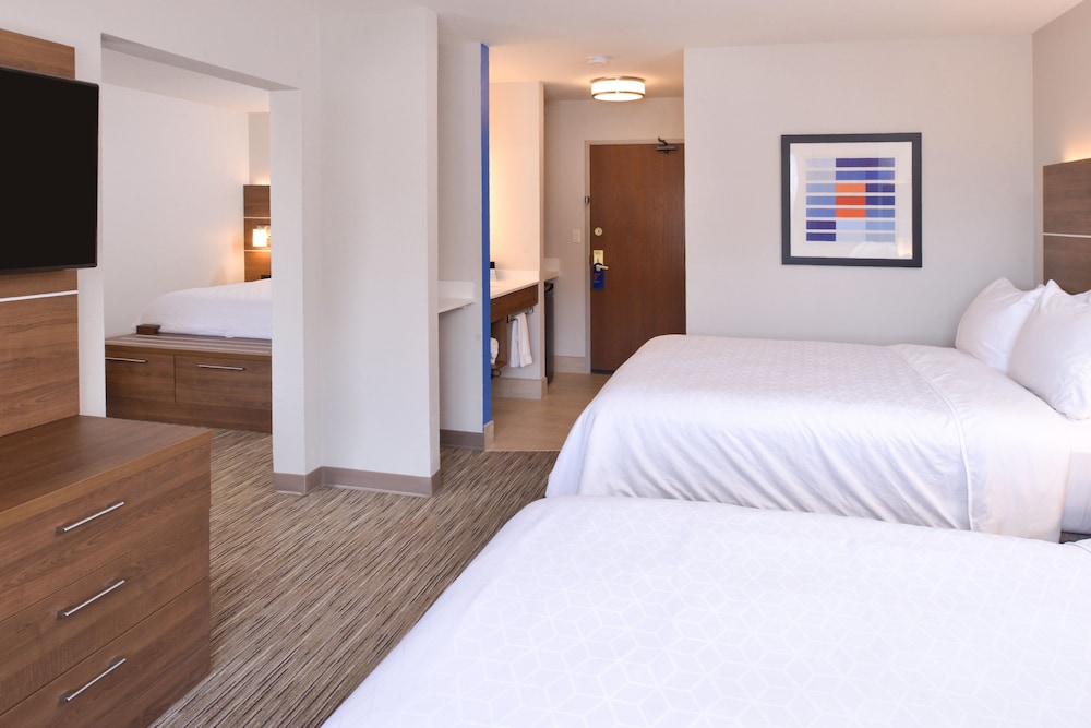 Suite, 2 Bedrooms - Photo 2