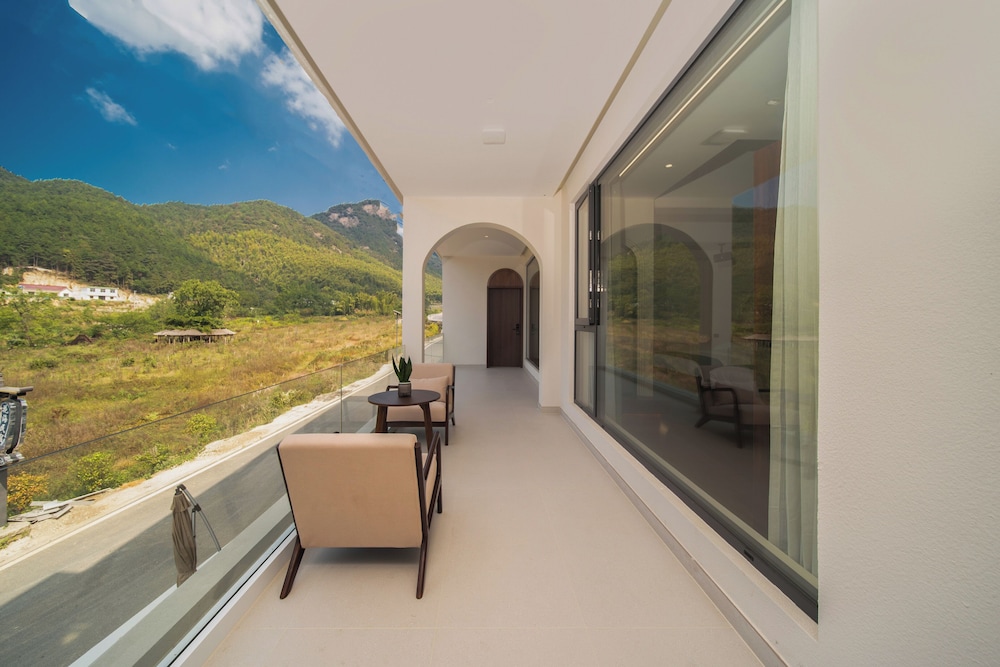 Basic Quadruple Room, Mountain View
