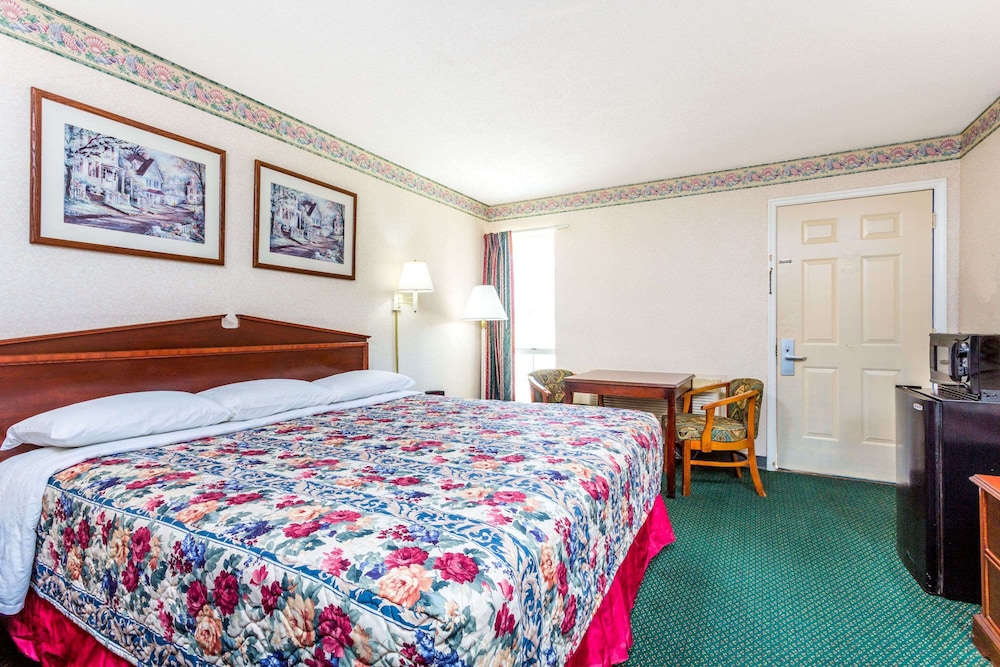 Standard Room, 1 King Bed - Photo 1