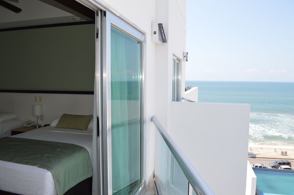 Room, 2 Double Beds, Partial Ocean View - Photo 4