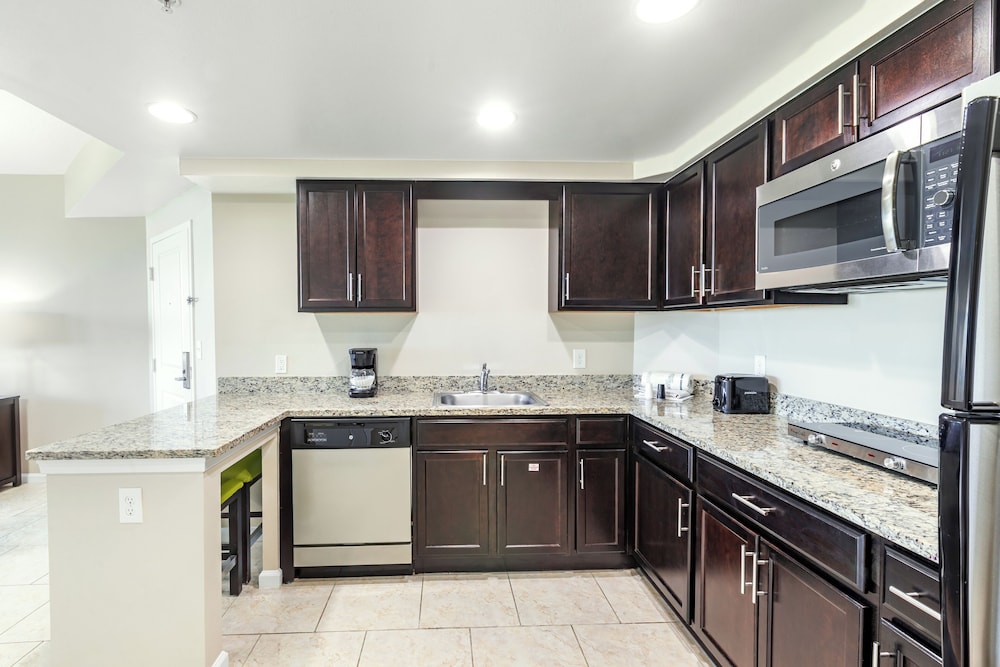 Deluxe Two Bedroom Suite, Pool View - Photo 13