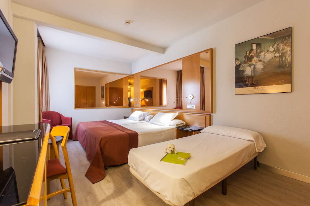 Double Room (+ extra bed 2 Adultos + 1 Child) Double Room (+ extra bed 2 Adultos + 1 Child)