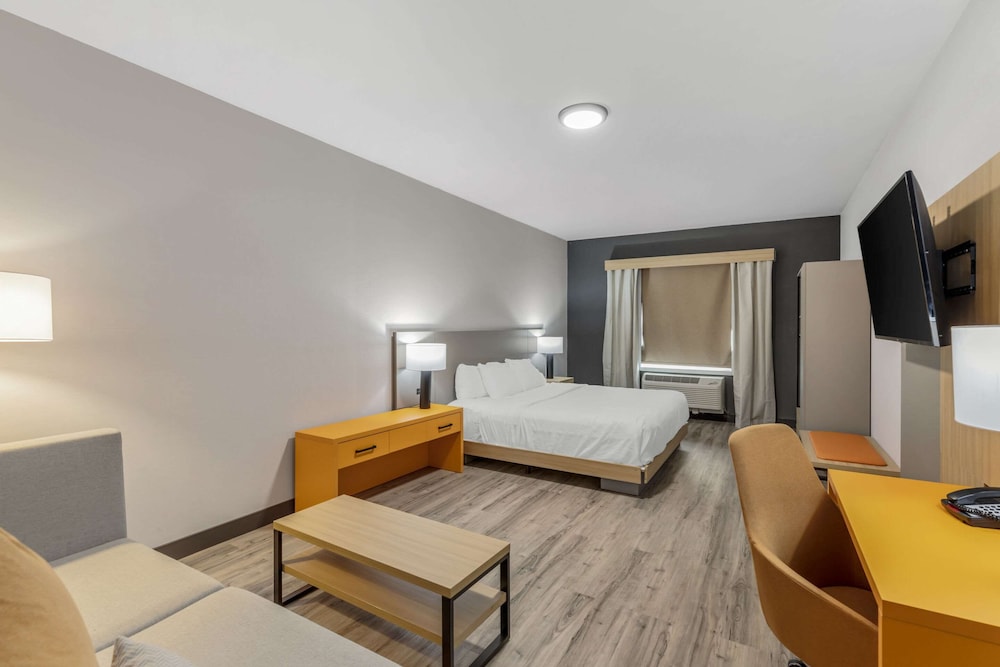 Suite, 1 King Bed, Accessible, Non Smoking photo 1