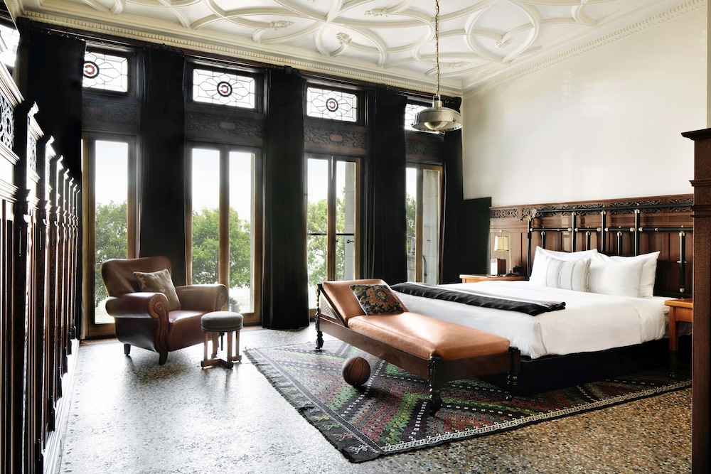 Room, 1 King Bed (Founders)