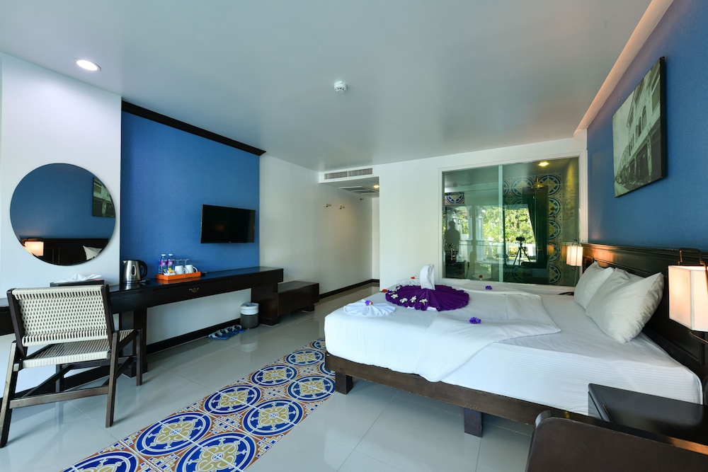 Deluxe Double Room, Pool Access photo 3
