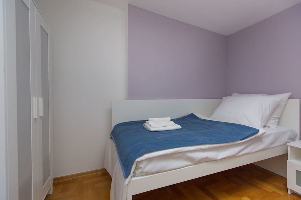 Single Room, Shared Bathroom (5)
