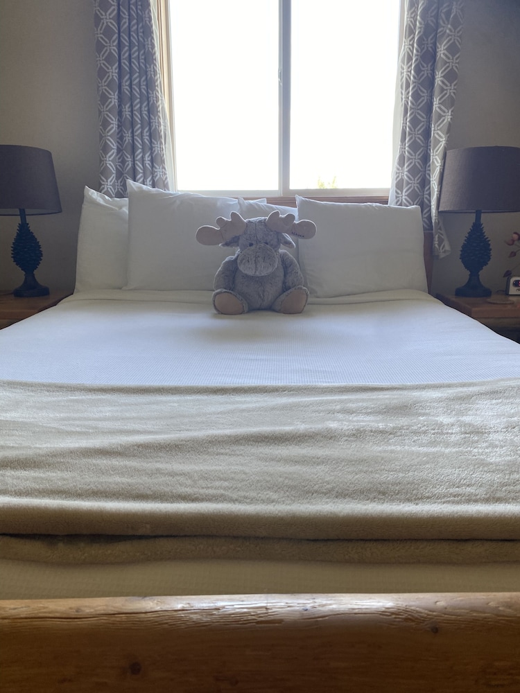 Signature Suite, Multiple Beds, Kitchen, Mountain View photo 1