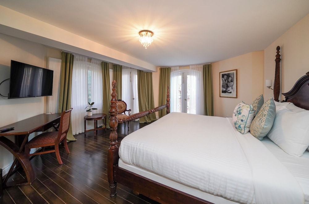 Deluxe Room, 1 King Bed, Balcony, River View photo 3