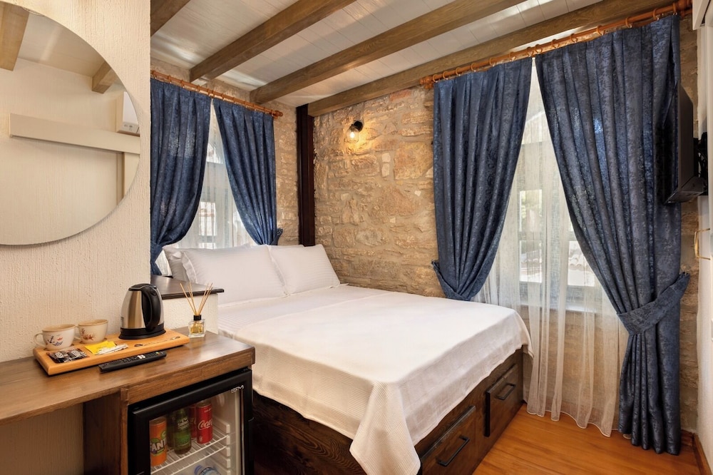 Comfort Room, 1 King Bed - Photo 1