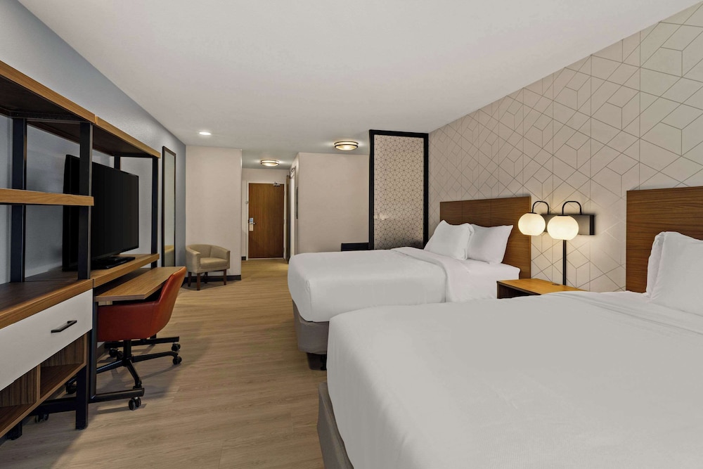 Suite, 2 Queen Beds, Roll-in Shower, Non Smoking photo 1