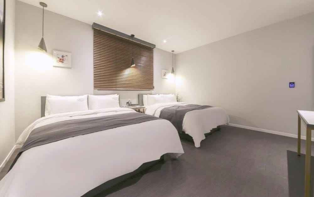Premium Twin Room - Photo 3