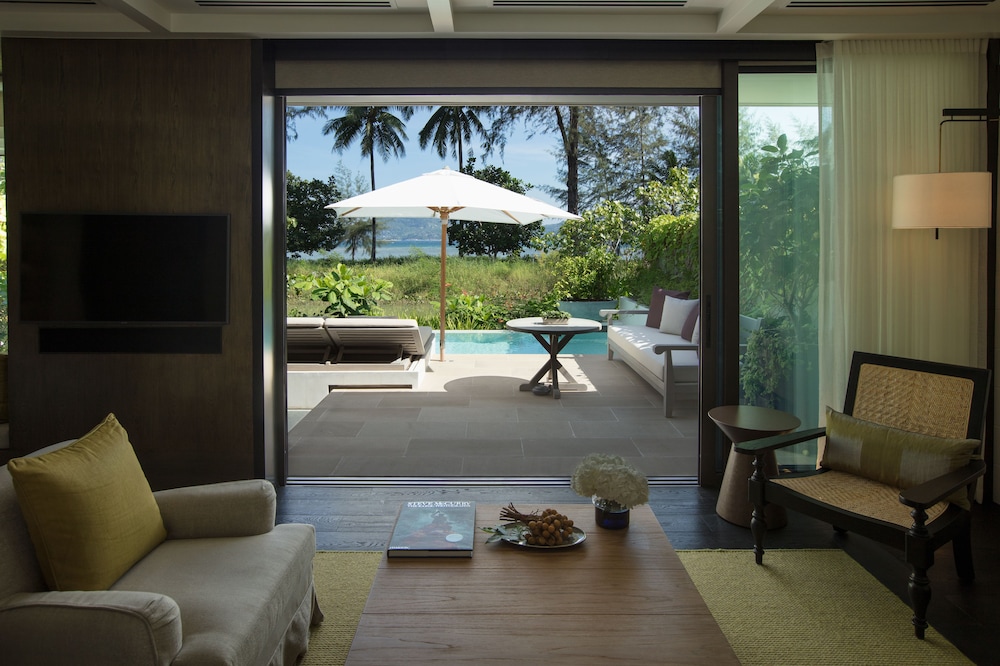 Lagoon Pool Pavilion King