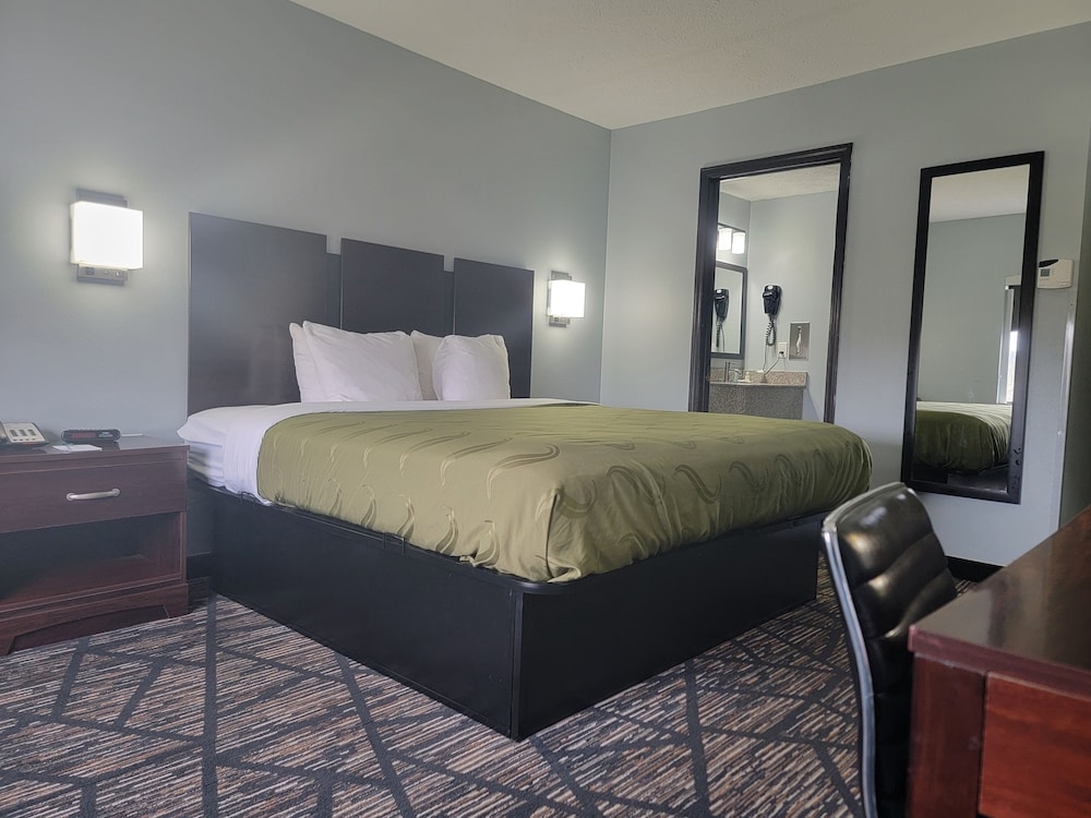 Standard Room, 1 King Bed, Non Smoking - Photo 4