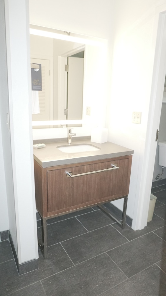 Room, 2 Queen Beds - Photo 9