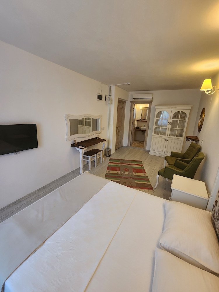 Deluxe Triple Room photo 3