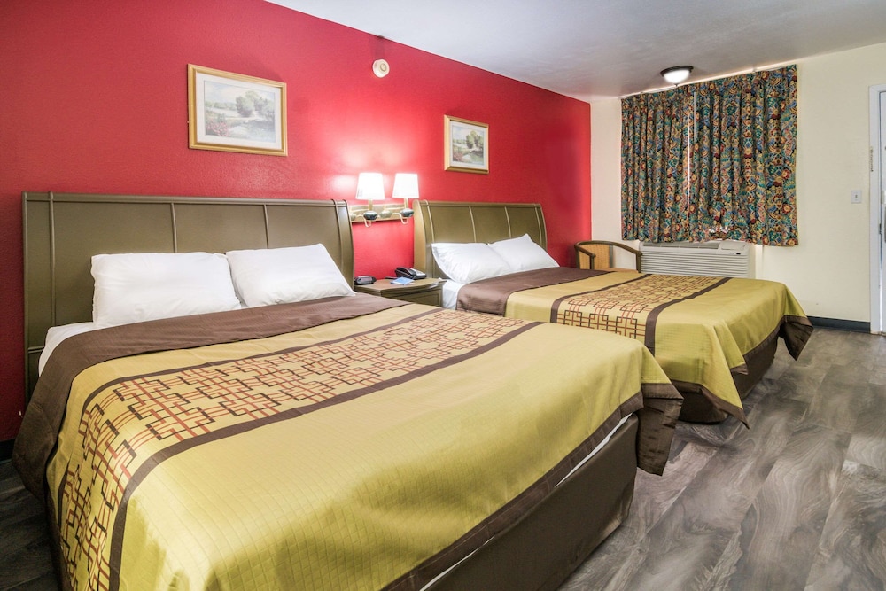 Standard Room, 2 Queen Beds, Non Smoking photo 3