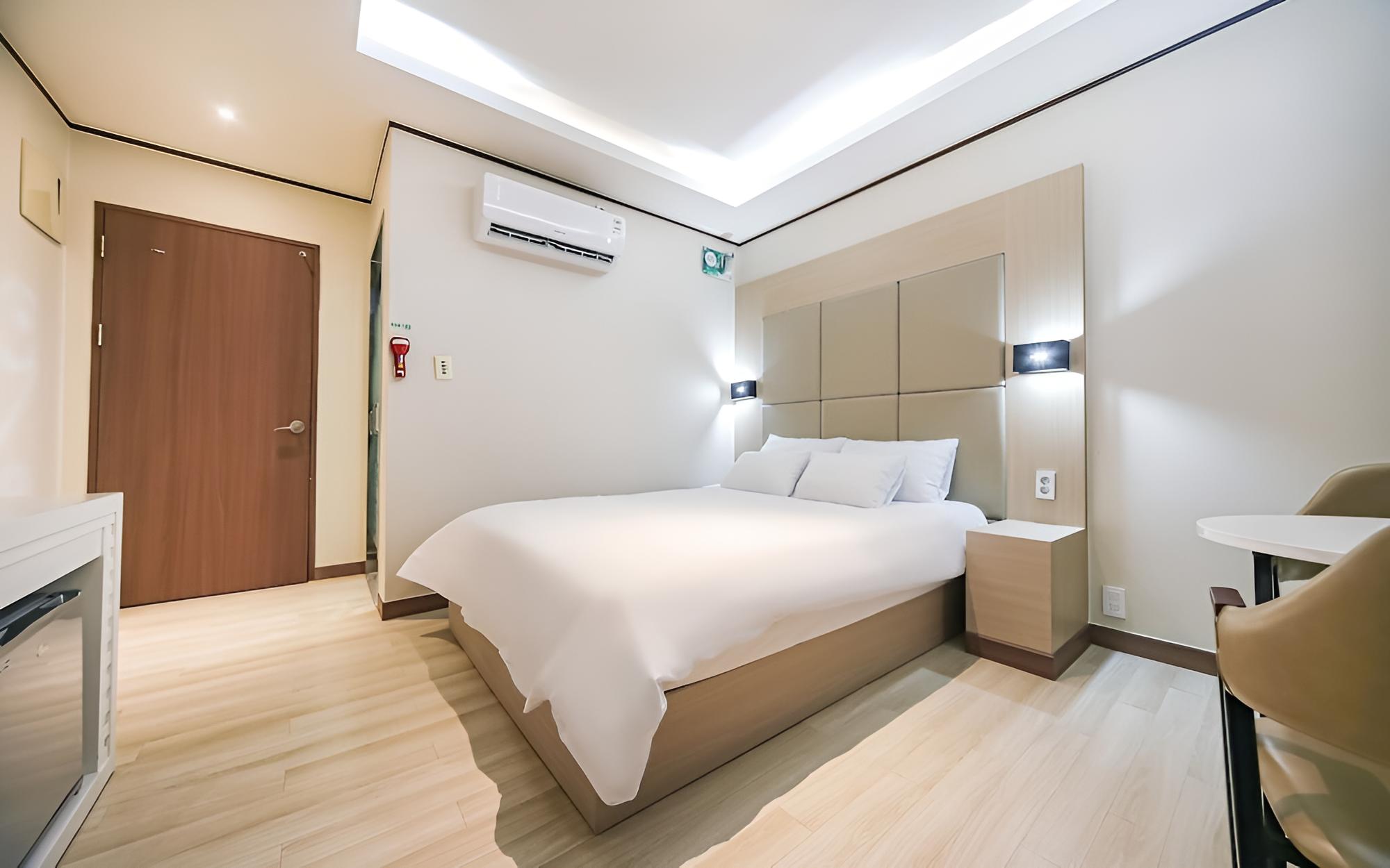 Room (Business Standard (Double Bed Hotel B) - Photo 4