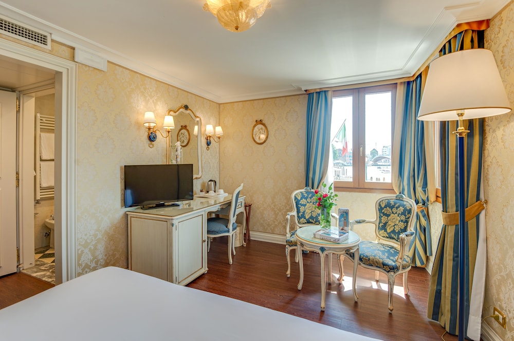 Deluxe Double Room, Canal View photo 2
