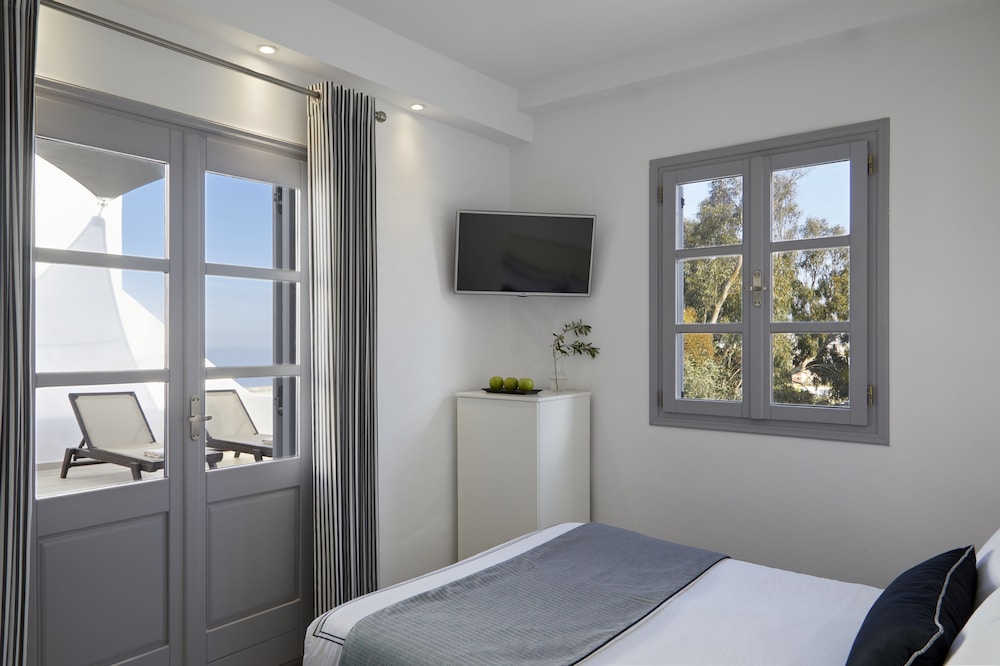 Royal Kalisti Two Bedroom Suite with Private Jacuzzi and Sea View | Top Floor - Photo 9