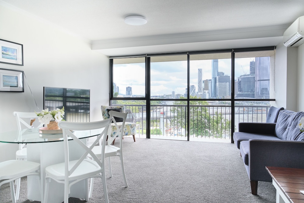 Deluxe Riverview Apartment