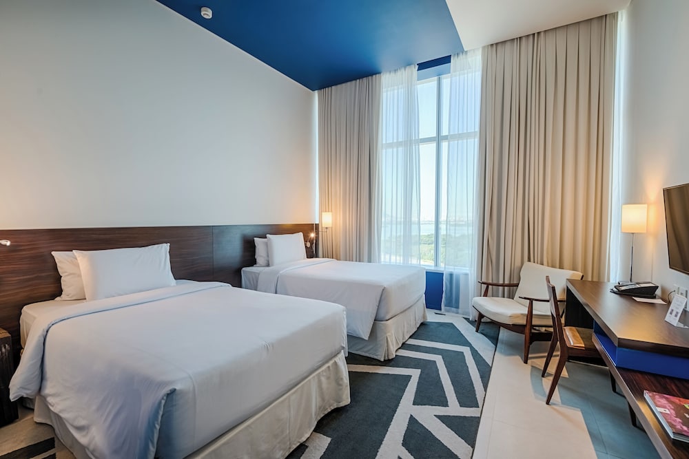 Studio Suite, 1 King Bed, Non Smoking thumbnail 6