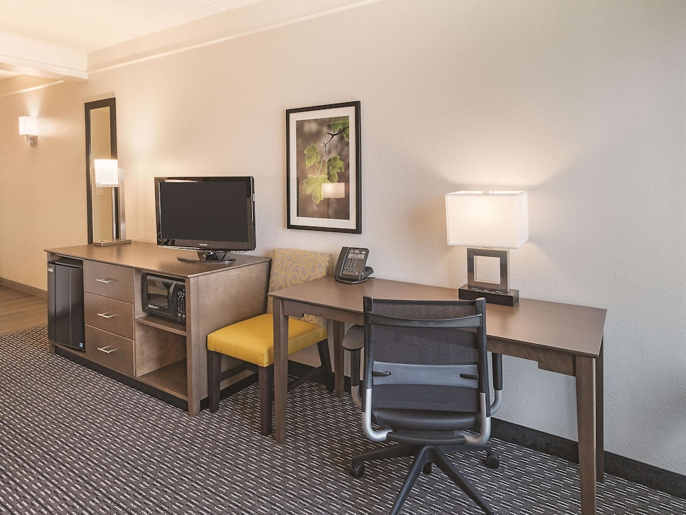 Deluxe Room, Multiple Beds, Non Smoking (1 King Bed and 1 Full Bed) - Photo 6